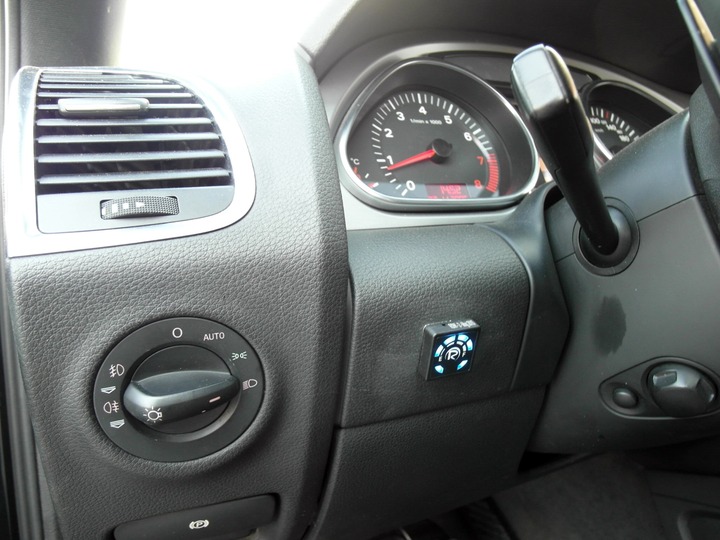Кнопка управления системой ГБО Romano с индикацией уровня газа слева от руля, Audi Q7