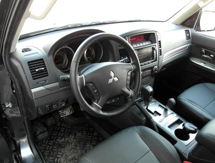 салон, Mitsubishi Pajero IV
