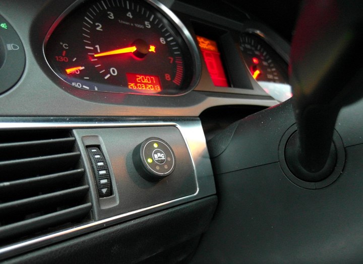 Кнопка переключения и индикации режимов работы ГБО с указателем уровня топлива на передней панели Audi A6 Avant