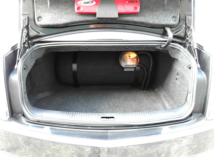 Багажник с цилиндрическим газовым баллоном 90 л в декоративном карпете за спинками задних сидений, Cadillac CTS GMX 322