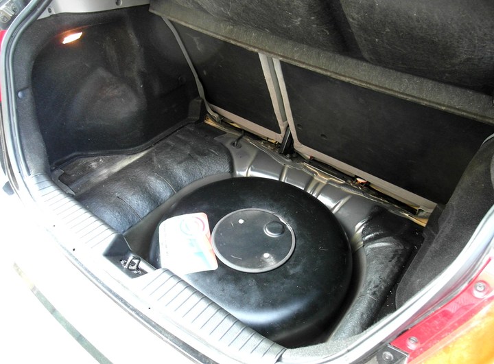 газовый баллон 42 л в багажнике Chevrolet Lacetti (J200 Klan)