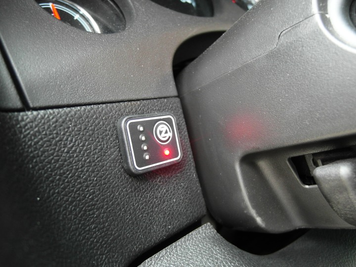 Кнопка управления режимами работы ГБО Zavoli с индикацией уровня газа слева от рулевой колонки, Chevrolet Tahoe GMT 900