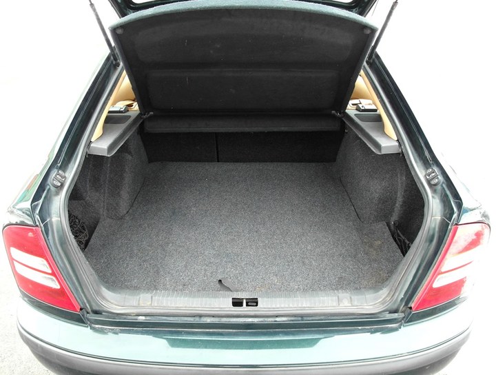 Багажник Skoda Octavia Tour с системой из облегченных металлопластиковых баллонов CNG-2 (тип 2) 2х50 л под фальшполом в нише для запасного колеса