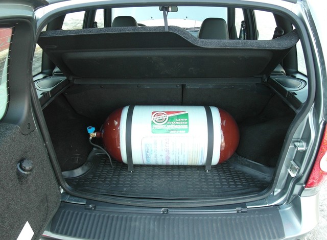 установка газового оборудования на Chevrolet Niva, Металлопластиковый газовый баллон 70 л расположен в багажнике