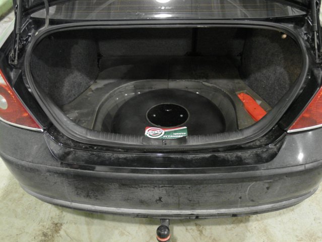 Тороидальный баллон 54 литра расположен в нише для запасного колеса Ford Mondeo