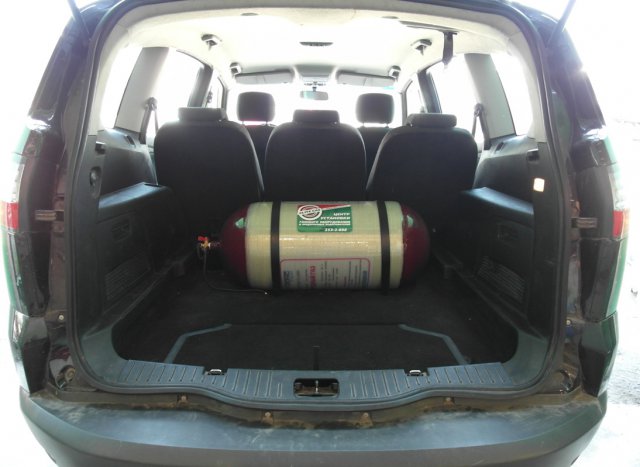Багажник Ford S-Max с металлопластиковым баллоном 70 литров установлен за спинками задних сидений компанией ЭлитГаз