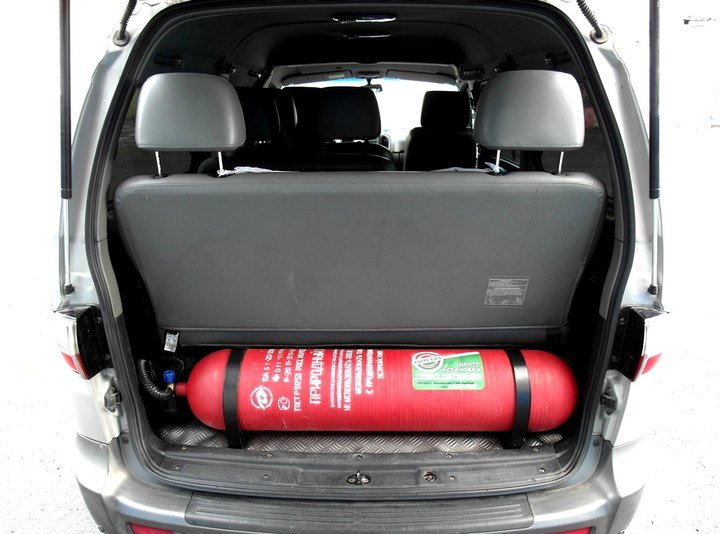 Облегченный метановый металлопластиковый баллон CNG-2 (тип 2) 51 литр в багажнике за спинками задних сидений Hyundai Starex