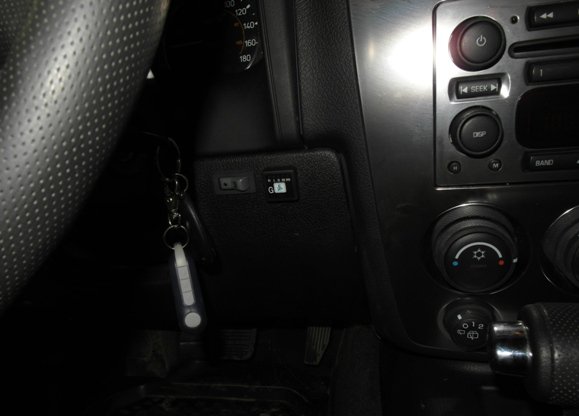 Кнопка переключения и индикации режимов работы ГБО в салоне Hummer H3 на передней панели справа от руля