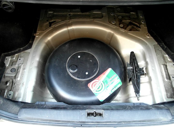 Тороидальный газовый баллон 42 л в багажнике в нише для запасного колеса, Hyundai Elantra XD