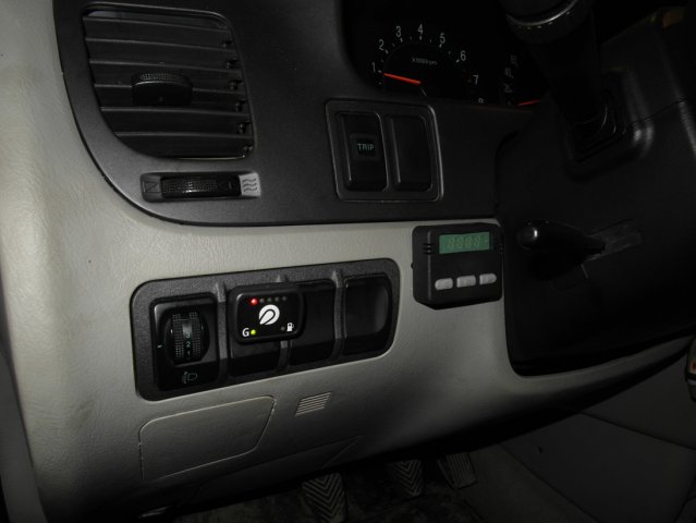 Кнопка переключения и индикации режима работы в салоне Hyundai Trajet на передней панели слева от руля на месте стандартной заглушки