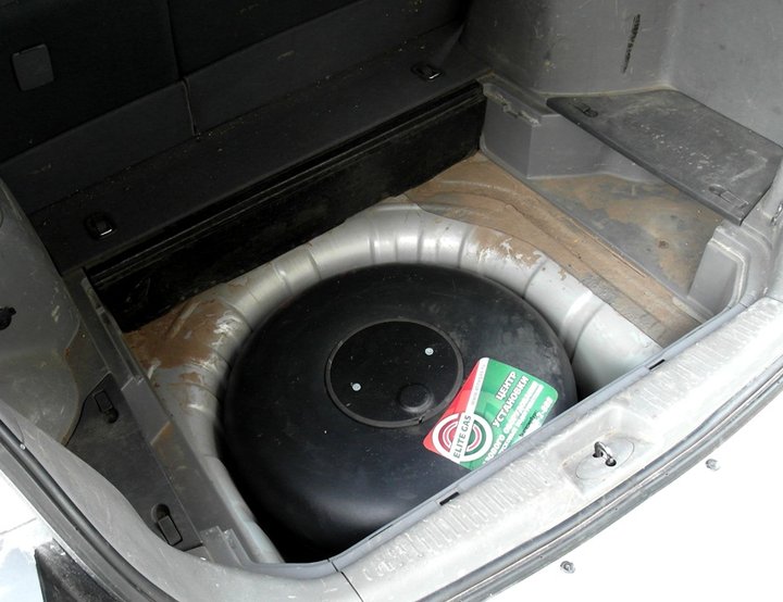 газовый баллон 46 л в багажнике Kia Carens II (FJ)