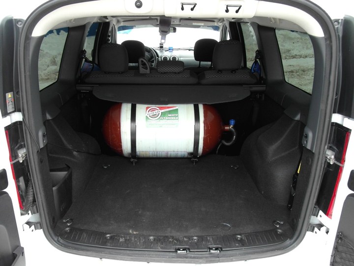 Облегченный метановый металлопластиковый баллон CNG-2 (тип 2) 90 л в багажном отделении за спинками сидений 2го ряда, Lada Largus (RF90)