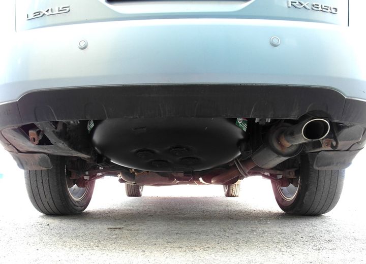 Тороидальный газовый баллон 83 л под днищем кузова на месте запасного колеса, Lexus RX 350 (XU30)