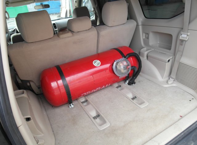 цилиндрический газовый баллон 90 л в багажнике Toyota Land Cruiser Prado