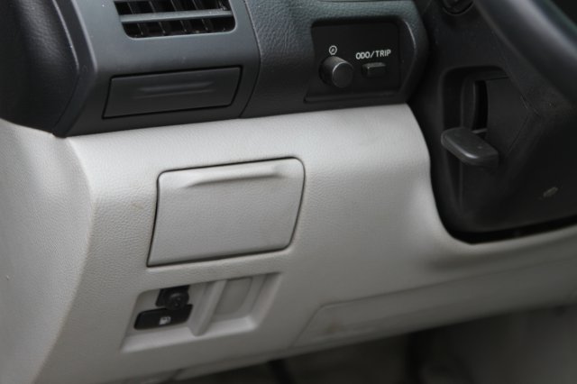Кнопка переключения и индикации режимов работы ГБО под декоративной крышкой в салоне Lexus RX350
