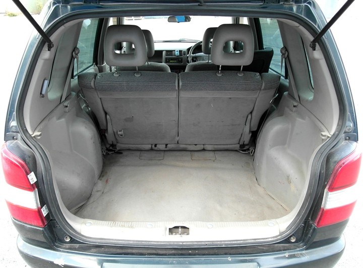 Багажник Mazda Demio (DW) с тороидальным баллоном 42 л в нише для запасного колеса