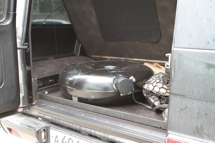 Тороидальный газовый баллон 78 л расположен в багажном отделении Mercedes Benz G500