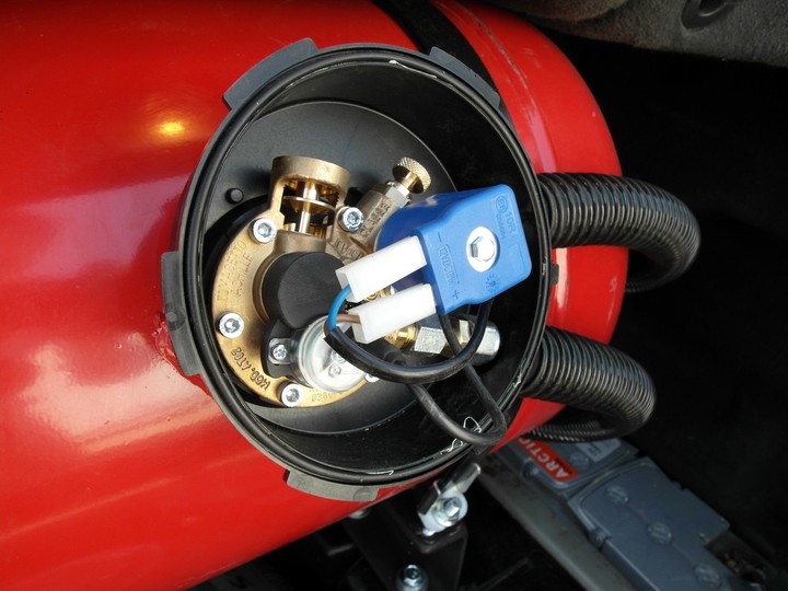 Мультиклапан класса Европа 2 с запорным электроклапаном, пожарным клапаном и электронным датчиком уровня топлива