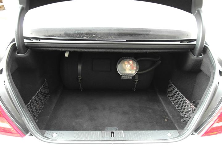 Багажник с цилиндрическим газовым баллоном 100 л в декоративном карпете за спинками задних сидений, Mercedes-Benz S500 W221