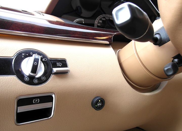 кнопка переключения и индикации режимов работы ГБО BRC с указателем уровня топлива на передней панели, Mercedes-Benz S500 W221