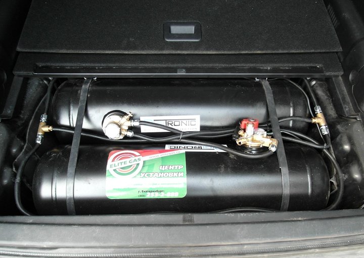 Система из цилиндрических газовых баллонов 2х36 л в нише под полом багажного отделения Mitsubishi Pajero IV