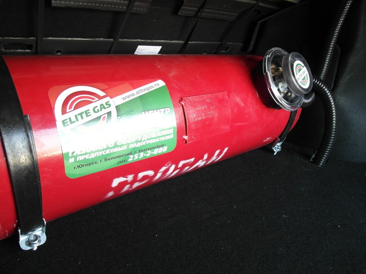 Цилиндрический газовый баллон 60 л (пропан-бутан) в багажном отделении Nissan Almera N17
