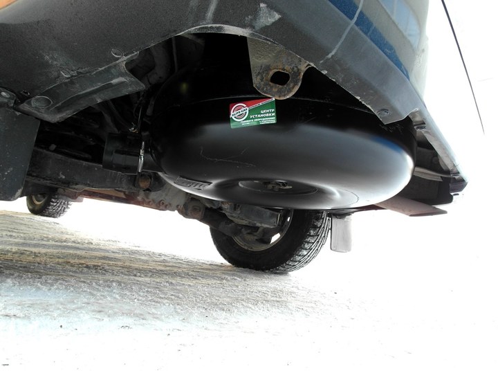 Тороидальный газовый баллон 95 л под днищем кузова на месте запасного колеса с Nissan Pathfinder