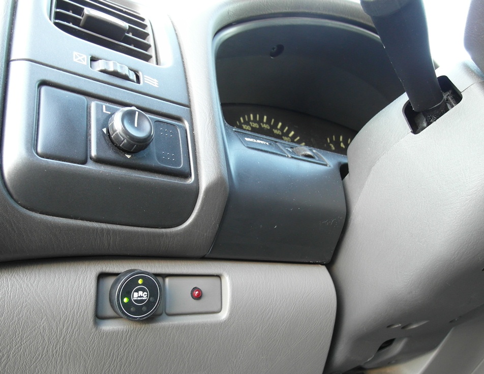 Кнопка переключения и индикации режимов работы ГБО с указателем уровня топлива слева от рулевой колонки Nissan Maxima A33