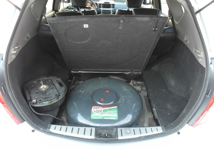 Тороидальный газовый баллон 72 л в нише для запасного колеса в багажнике Nissan Murano Z50