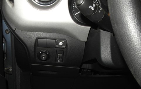 Кнопка переключения и индикации режимов работы ГБО в салоне Peugeot Partner Tepee
