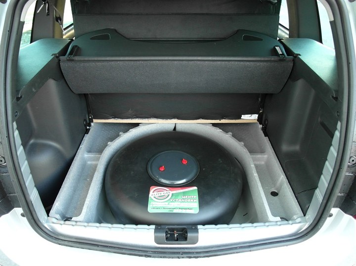 Тороидальный газовый баллон (пропан-бутан) 65 л под фальшполом багажника в нише для запасного колеса, Renault Duster