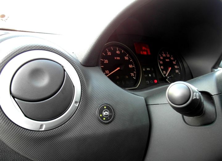 Кнопка переключения и индикации режимов работы ГБО BRC Sequent CNG с указателем уровня топлива, Renault Logan (SR)