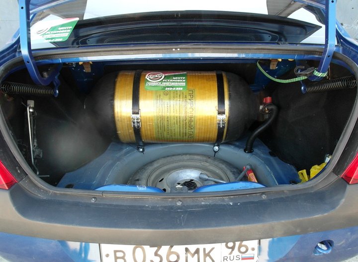 метановый баллон 80 л с вентилем BRC в багажнике Renault Logan (SR)