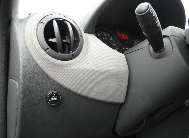 Кнопка переключения и индикации режимов работы ГБО в салоне Renault Logan (SR)