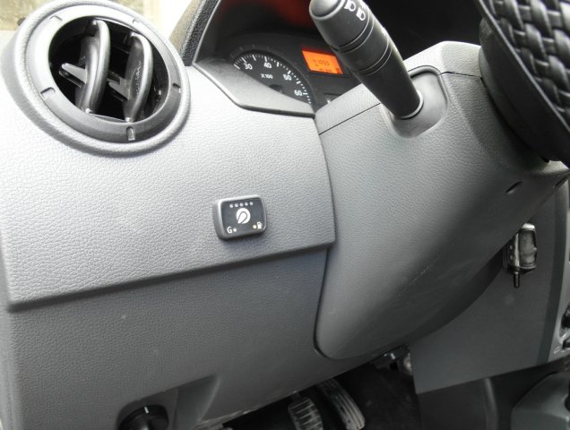 Кнопка переключения и индикации режимов работы ГБО в салоне Renault Logan SR