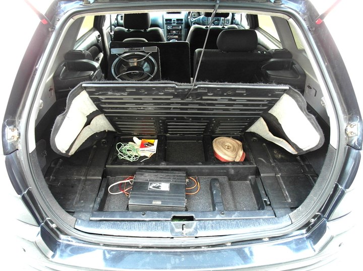 Тороидальный газовый баллон 46 л под полом багажника в нише для запасного колеса Toyota Caldina GT (Т21х)