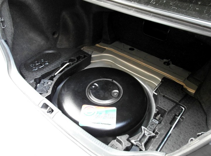 газовый баллон 54 л под фальшполом багажника Toyota Camry (XV50)