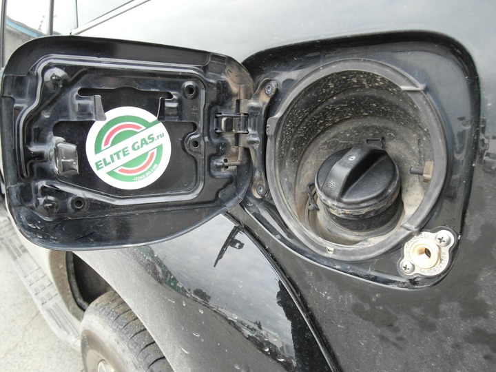 Газовое заправочное устройство под лючком бензобака, Toyota Land Cruiser Prado 120