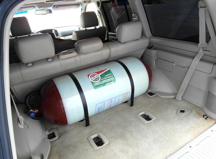 метановый баллон CNG-2 120 л в багажном отделении Toyota Land Cruiser 100