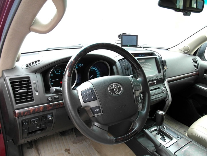 Салон Toyota Land Cruiser 200
