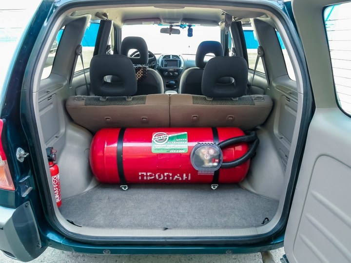 Цилиндрический газовый баллон 90 л (пропан-бутан) в багажном отделении за спинками задних сидений, Toyota RAV4 (XA20)
