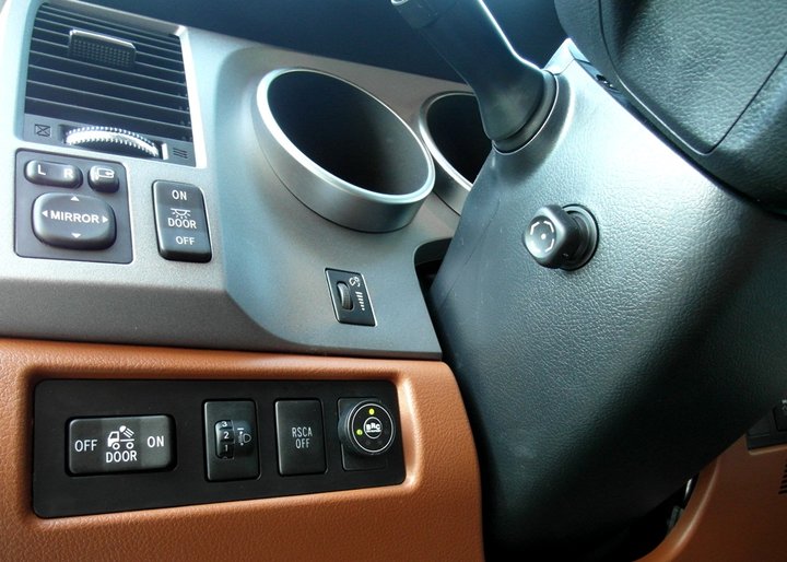 Кнопка переключения и индикации режимов работы ГБО BRC Sequent с указателем уровня топлива слева от рулевой колонки Toyota Tundra