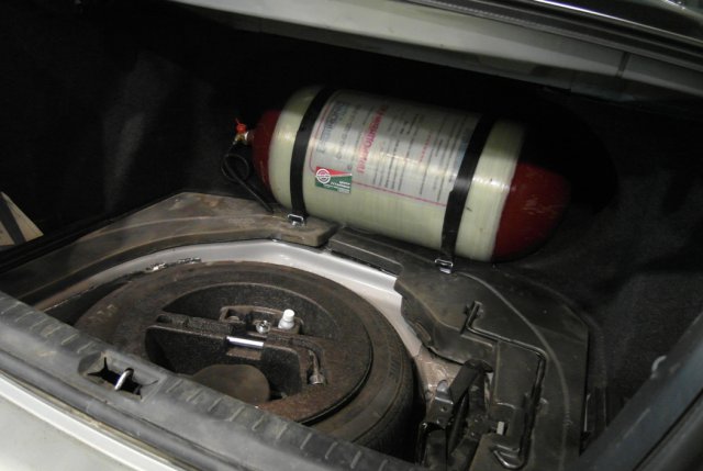 Металлопластиковый газовый баллон 55 л за спинками задних сидений Toyota Avensis