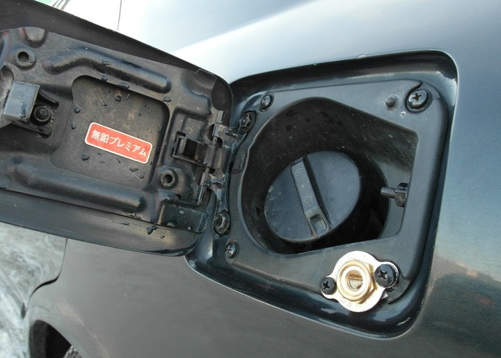 ВЗУ под лючком бензобака Toyota Chaser Х100