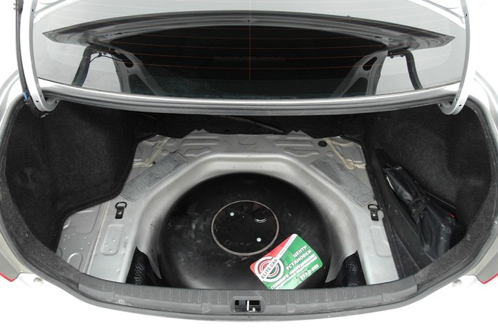 Тороидальный газовый баллон 53 л в нише для запасного колеса в багажнике Toyota Corolla (E150)