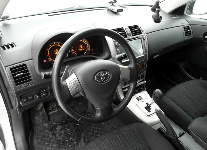 салон Toyota Corolla (E150)