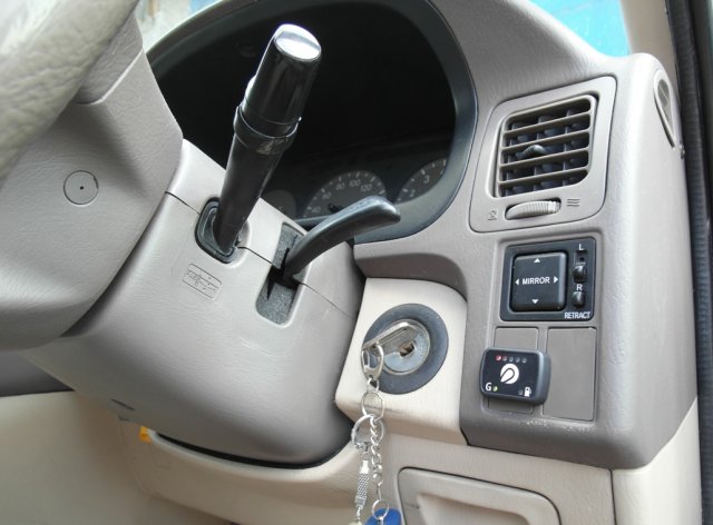 Кнопка переключения и индикации режимов работы ГБО в салоне Toyota Grand HiAce