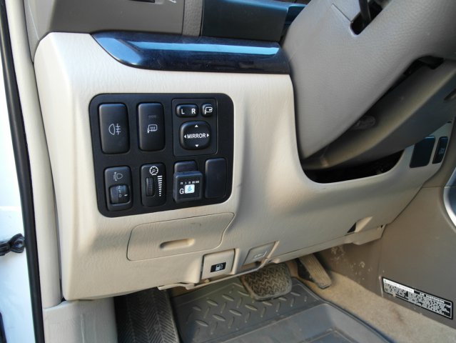 Кнопка индикации уровня и переключения режимов работы ГБО всалоне Toyota Land Cruiser Prado 120