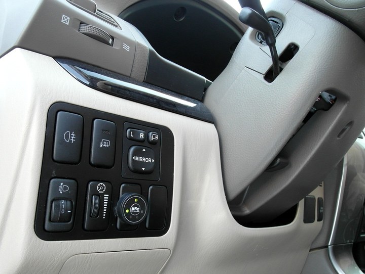 Кнопка переключения и индикации режимов работы BRC Sequent с указателем уровня топлива слева от рулевой колонки Toyota LC Prado 120