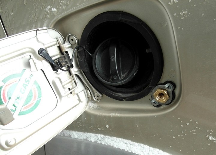 ВЗУ под лючком бензобака, Toyota RAV4 (CA20W)